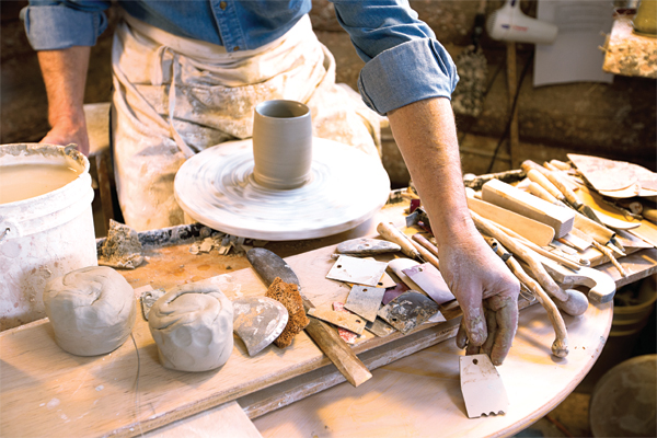 3 Casebeer throwing a cup in his studio at Anderson Ranch Arts Center in Snowmass Village, Colorado, 2015. Photo: Brianna Horn, Anderson Ranch Arts Center.
