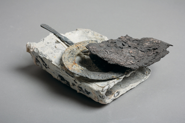 Claudia Wassiczek’s Silent (like time itself), 6¾ in. (17 cm) in length, porcelain, stains, metal. 4 Olivia Walker’s Budding Accretions, 9½ in. (24 cm) in height, porcelain, orange stain, 2016.