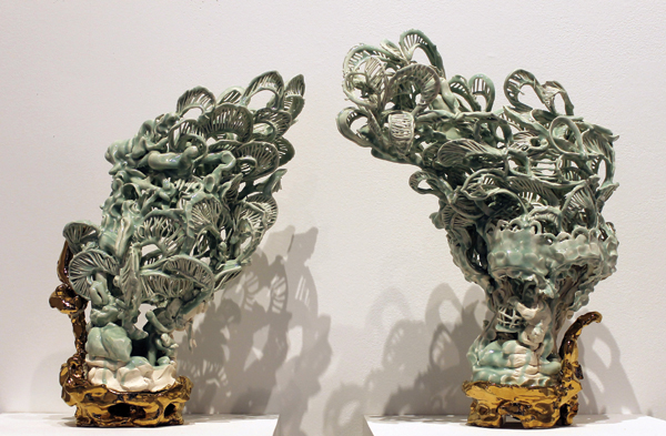 4 Coil Pastoral, 25 in. (64 cm) in height, porcelain, glaze, gold luster, 2014.