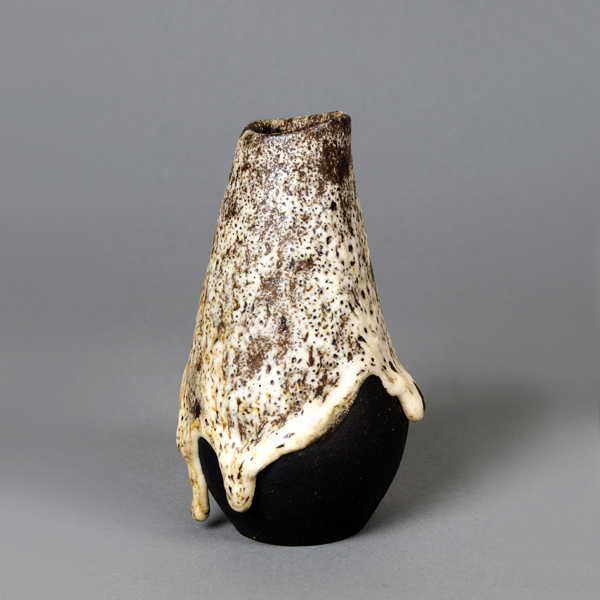 1 Waltraud Eich’s vessel, stoneware, 5¼ in. (13 cm) in height. Photo: Heinz-J.Theis/ KMB. 