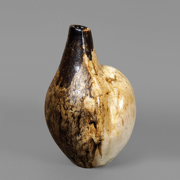 2 Waltraud Eich’s vessel, stoneware, 9¾ in. (25 cm) in height. Photo: Heinz-J.Theis/ KMB. 
