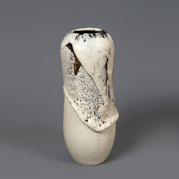  4 Waltraud Eich’s vessel, stoneware, 9½ in. (24 cm) in height. Photo: Heinz-J.Theis/ KMB.
