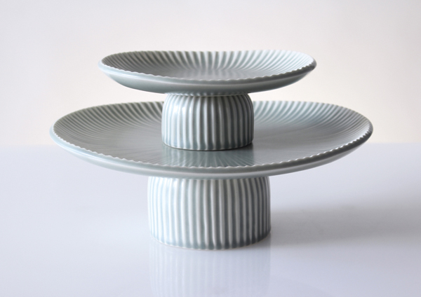 1 Klein Reid’s Ecos Cake Plates, 11 in. (29 cm) in diameter, porcelain. 