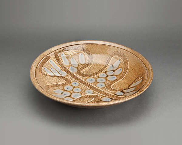 2 Mark Hewitt’s platter, 20¼ in. (51 cm) in diameter, stoneware, alkaline glaze with undulating white slip and blue glass decoration, 2014. Photo: John L. Davenport.