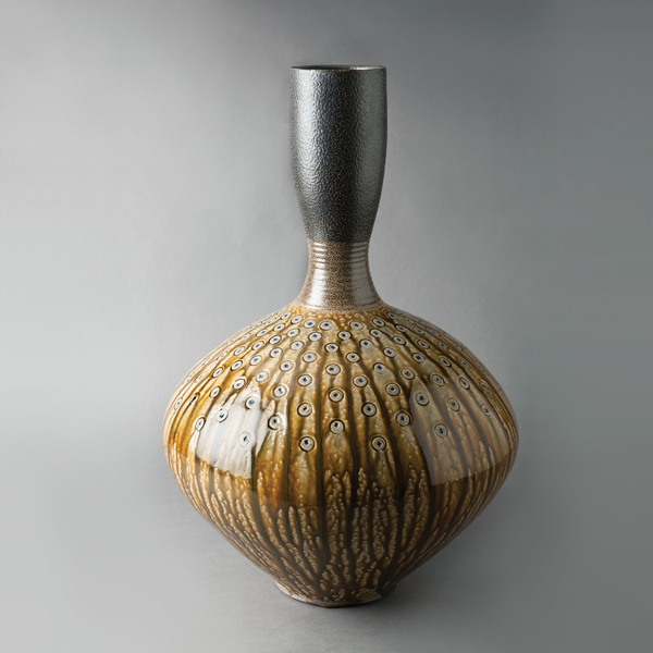 1 Mark Hewitt’s ten-gallon vase, 26 in. (66 cm) in height, stoneware, alkaline glaze with blue glass runs and black manganese neck, 2014. Photo: John L. Davenport.