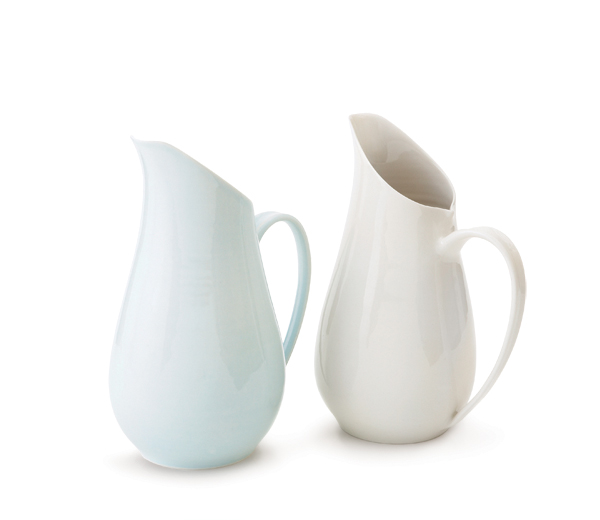 1 Filipa Pimentel’s Petal Pitchers, 11 in. (28 cm) in height, porcelain, 2014. Photo: Jessica Lin Photography.