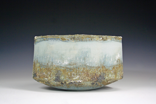 1 Paul Wearing’s oval ellipse vessel, 7 in. (18 cm) in height, Scarva Earthstone stoneware, multiple slips and glazes, 2016.