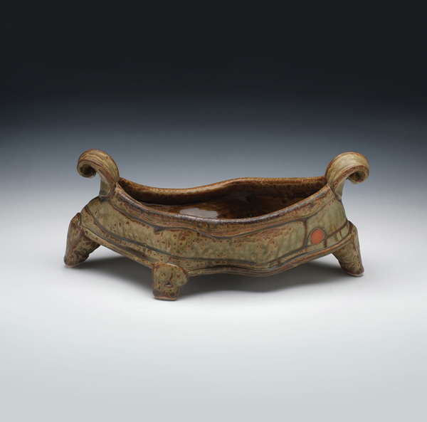 1 Nick Joerling’s footed serving dish, 13½ in. (34 cm) in length, high-temperature stoneware, 2014.