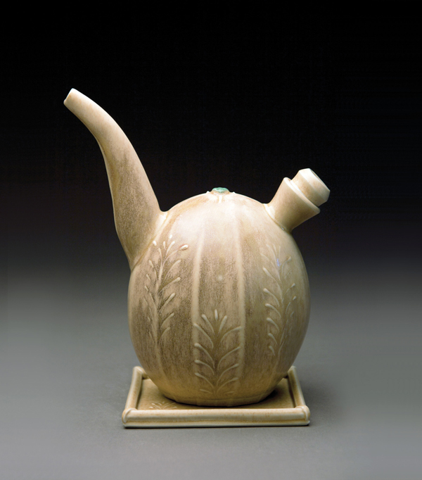 2 Marlene Jack’s oil pot, 8 in. (20 cm) in height, porcelain, 2014.