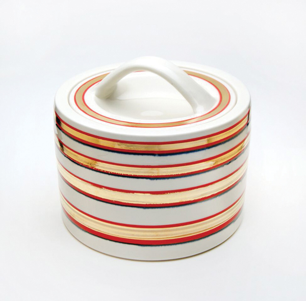 2 Sean O’Connell’s canister jar, 9 in. (23 cm) in height, porcelain, underglaze, glaze, luster, 2015. 