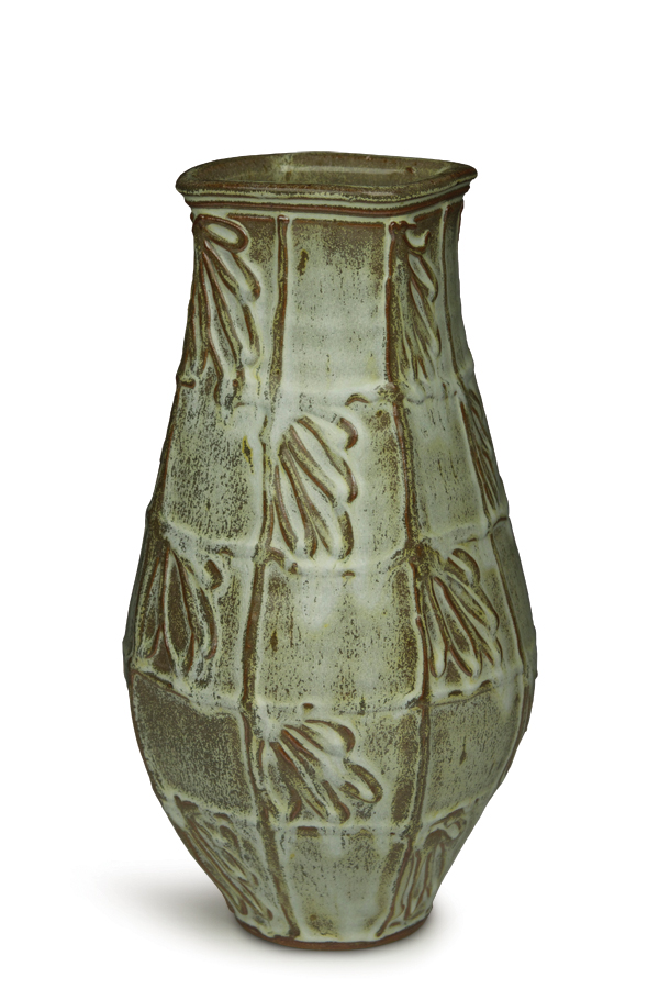 1 Todd Wahlstrom’s vase, 12 in. (30 cm) in height, stoneware, trailed slip, reduction fired to cone 10, 2014.