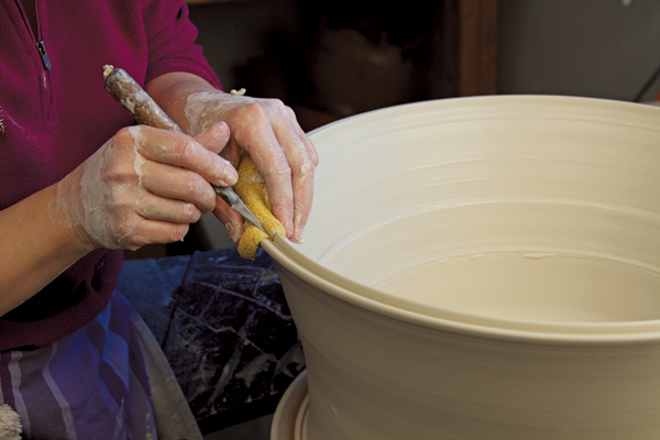 3 Create a double rim by pushing a knife through a sponge.