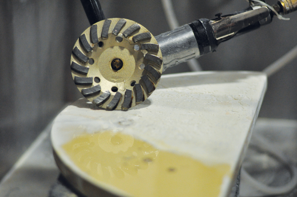 7 Use the grinder to quickly strip kiln wash and glaze runs from a kiln shelf.