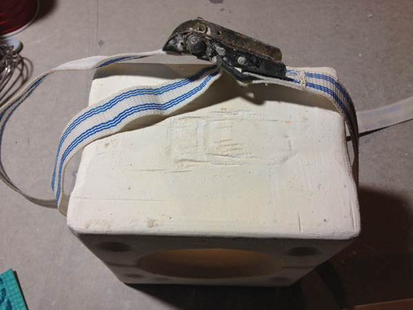 1 Damage on the outside of a mold caused by the buckle on the mold strap. 