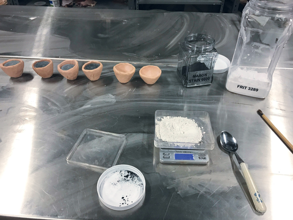 1 Measuring ingredients and tools for the shigaraki line-blend test. Always wear a dust mask when mixing dry materials.