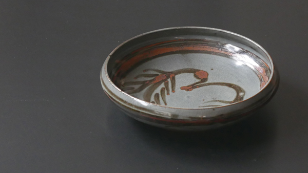Ladi-KWALI-Shallow-dish-stoneware-w21-x-h6cm-Photo-James-Fordham-Oxford-Ceramics-Gallery_480