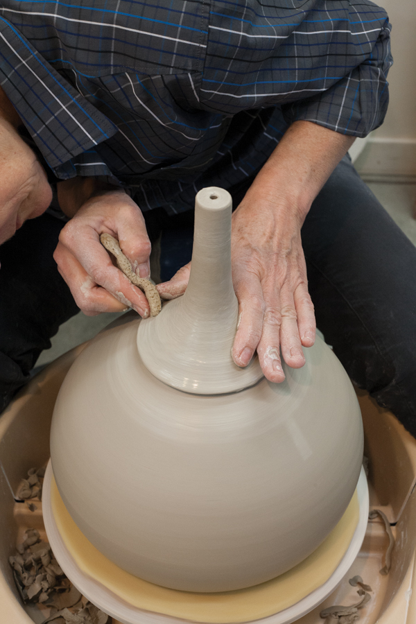 15 Use a damp sponge to blend the stem’s base into the chalice body.