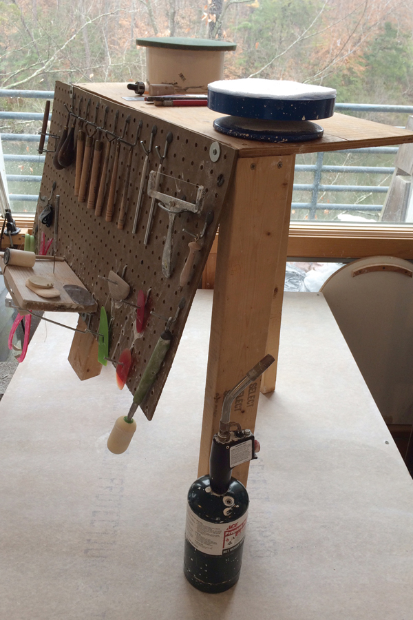 5 Side view of Jabbur's 3-legged pegboard setup.