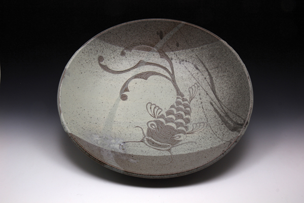 4 Rhee continues to make her “fancy” work, but it is only a small percentage of her line. Her 14-inch serving bowl is priced at $225.