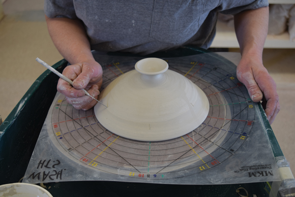 8 Make 6 evenly spaced marks and draw 3 concentric rings between the knob and rim, then extend the marks to make a grid.