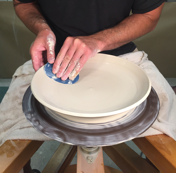2 Use a rubber or metal rib to create a smooth, gradual slope to your plate.