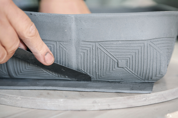 19 Trim the base slab to match the bowl’s edge, make the cut at a 45° angle.