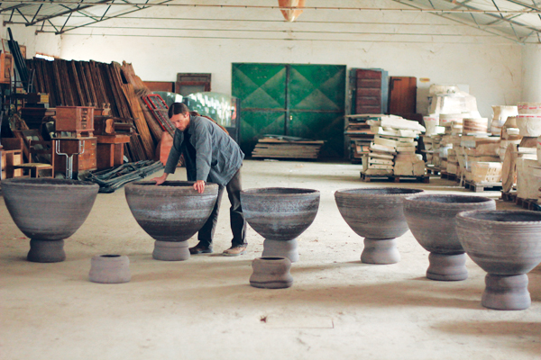 1 Daniel Cavey at L’Antica Fornace di Montecchio with a series of six aquatic plant pots, to 35 in. (89 cm) in diameter, wheel thrown and stained, terra cotta from Impruneta, gas fired to 1830°F (999°C), 2011.